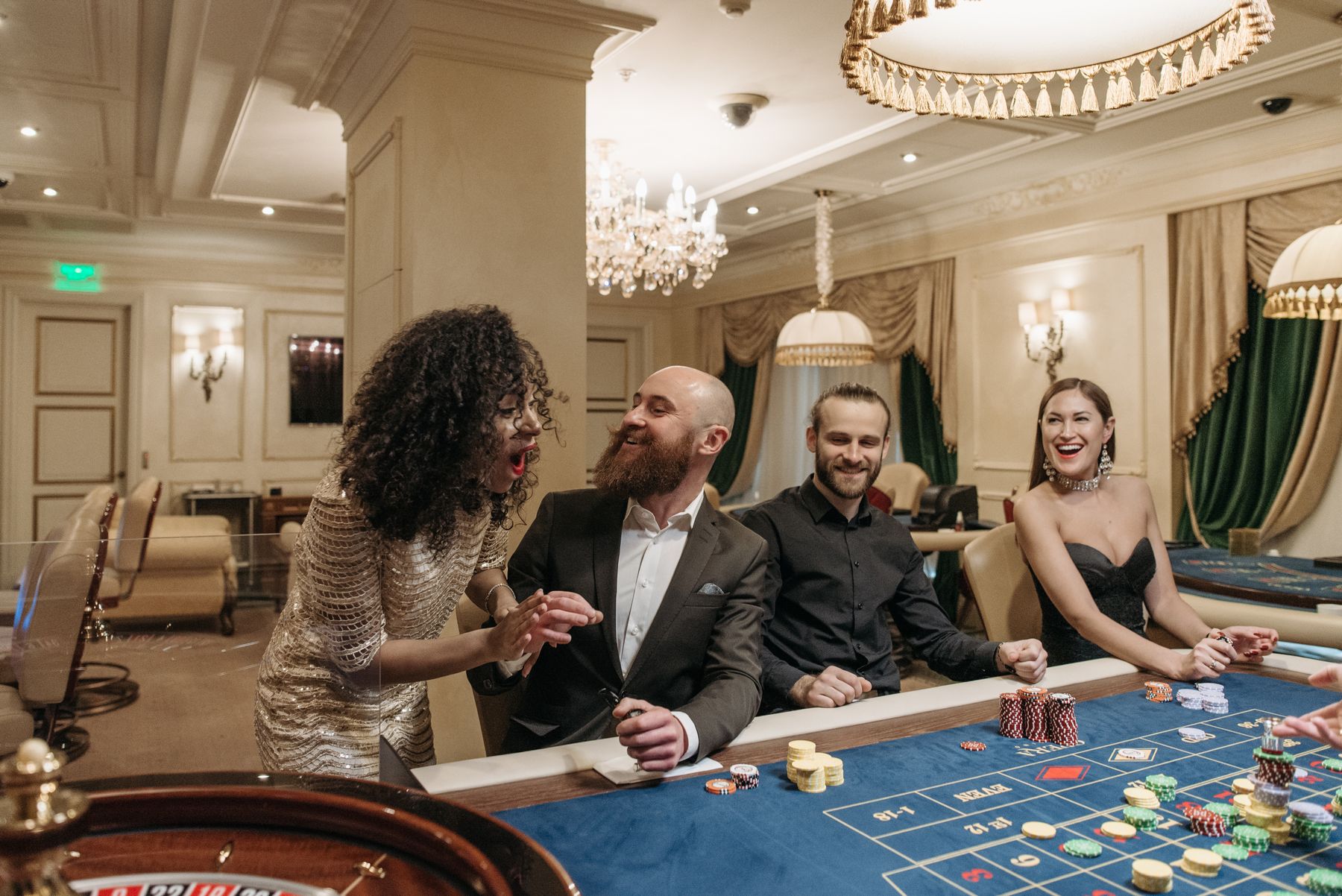 Elegancki śliwkowy salon gry ze stołami i skupionym światłem